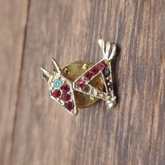 B666 native‎ sitting crystal dog brooch missing few stones - Picture 1 of 2